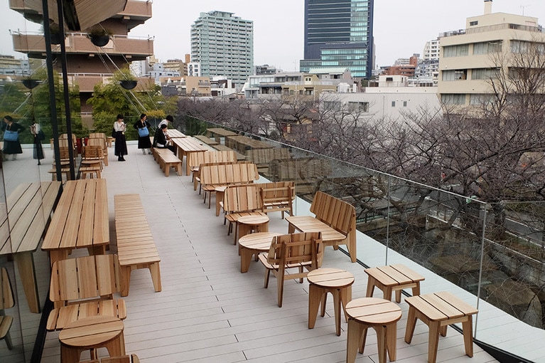 これから桜の季節がやってくる。3階の広々としたテラス席は目黒川の桜が見渡せる絶景ポイント。