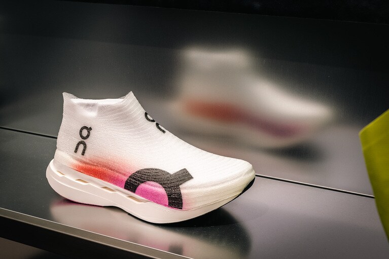 限定店舗での販売となる「クラウドブーム ストライク LS」44,000円。革新的なライトスプレー技術によって製作された、この超軽量シューズも購入できます。