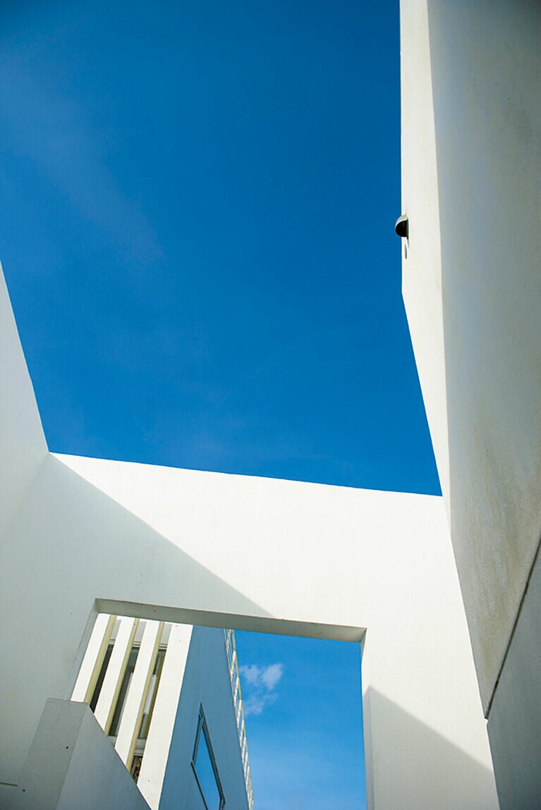空が絵画のように見えたり、階段を上がる先に月が輝いていたり。