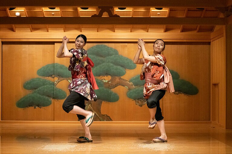 リズミカルな下駄タップで会場を盛り上げるスタッフ。