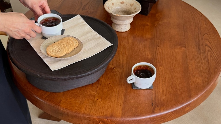 フランスのヴィンテージテーブルに朝鮮時代の器と木製台（ピョンデ）、シンプルなカップがしっくり馴染んでいて素敵。