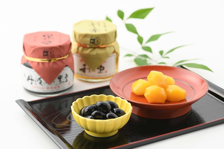 左から：京・丹波ぶどう黒豆 小瓶 1,000円(150g)、極軟ふくませ煮 利久栗甘露煮 小瓶 925円(125g)／京の黒豆 北尾