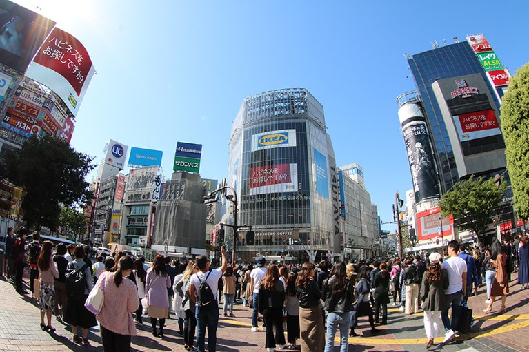 ロンドン、シドニーなど世界各国でハピネスハンター募集の告知が。渋谷のスクランブル交差点にも「ハピネスをお探しですか？」の文字が表れました。