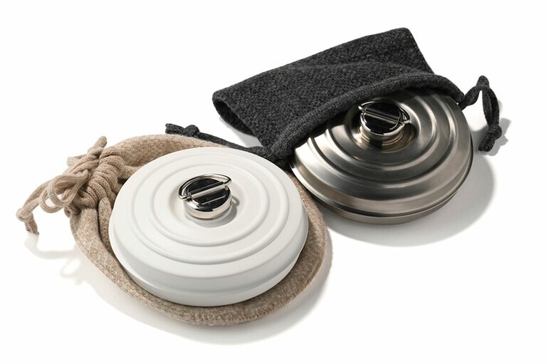 左から：ホワイト×ウール キナリ 10,000円＋税、ステンレス×ウール チャコール9,000円＋税／FD STYLE