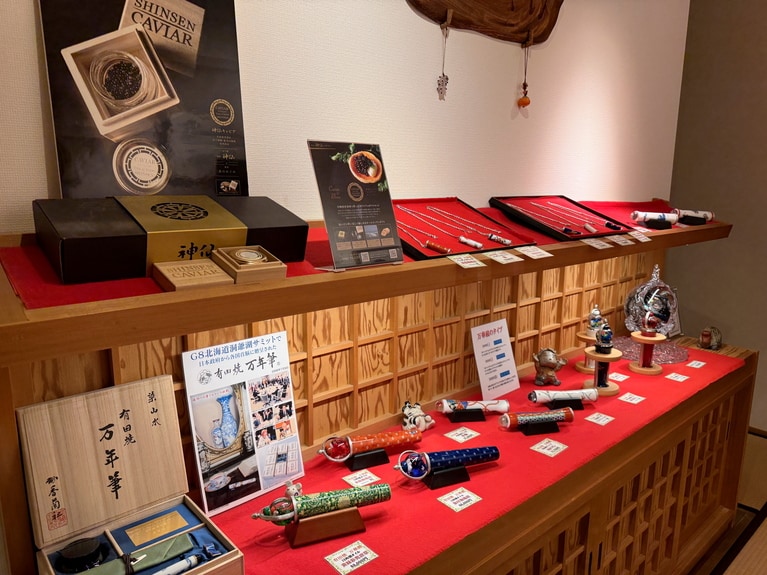 本館では、神仙キャビアや九州の作家の手による工芸品などが展示販売されている。
