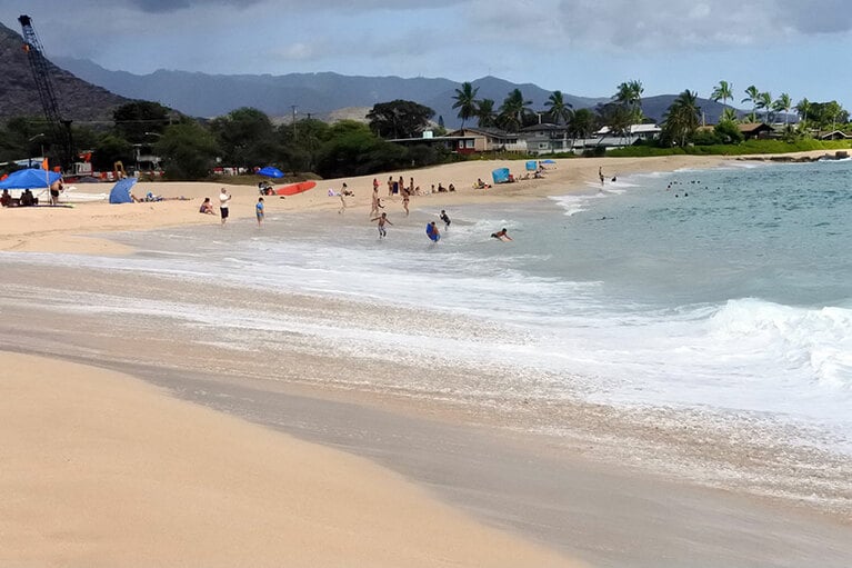 冬には巨大な波が打ち寄せるマカハも、夏は比較的穏やか。