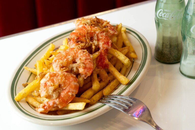 味がしっかりしみこんだ大ぶりのエビは病みつきの味……。奥のソルト＆ペッパーもコカ・コーラモチーフ。