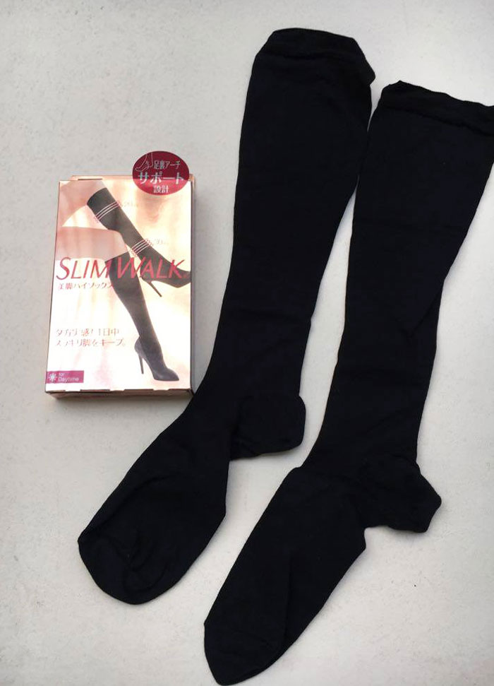 まずは、基本の美脚ハイソックスから。