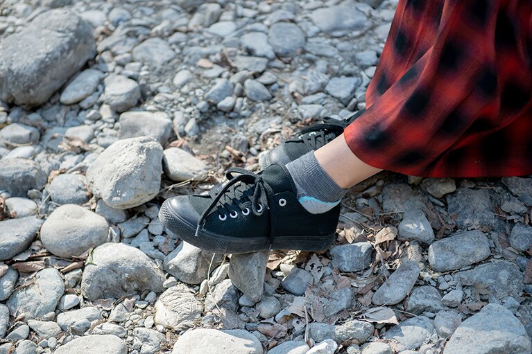 穴が空いたら無償で交換可能な“生涯保証”を謳う「ダーンタフ」のソックスもエイ アンド エフで購入。メリノウール×ナイロンを高密度で編んだ素材は耐久性に優れ、甲部分はメッシュ素材で通気性にも優れる。ライトハイカー 1/4ソック ライトウェイト クッション。2,970円。