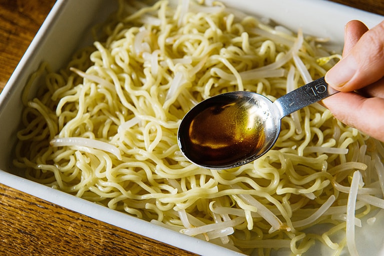 麺を弁当に持っていくときに困るのが時間が経ってからのくっつき。ゆでた中華麺を冷水で洗ったあとに、ごま油を混ぜることでくっつき防止に。またもやしを混ぜ込むことで、くっつき防止に役立ちつつ、食感も豊かになるので、そちらもぜひ加えたい。