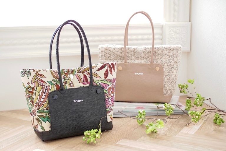 2022年秋の新作バッグ。オートクチュールバッグ布・革セット Mサイズ (左)52,800円。 (右)55,000円。ⒸBrijean