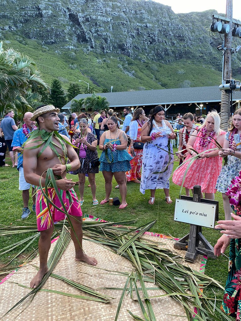 ココナッツリーフのレイは三つ編みの要領で作ります。