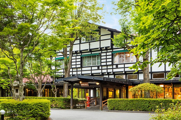 爽やかな木立の中に建つホテルは、ドイツの山小屋風。