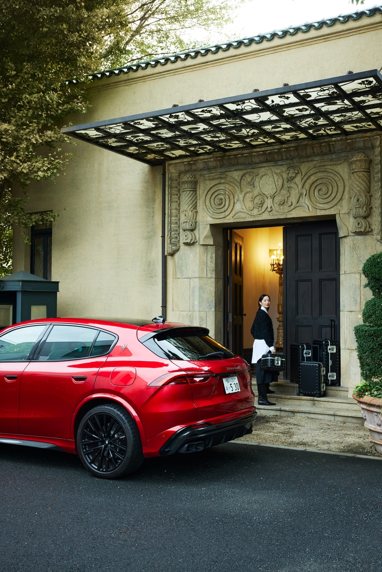 実用性の高いSUVでありながら、佇まいはイタリアの名門らしく貴族的。