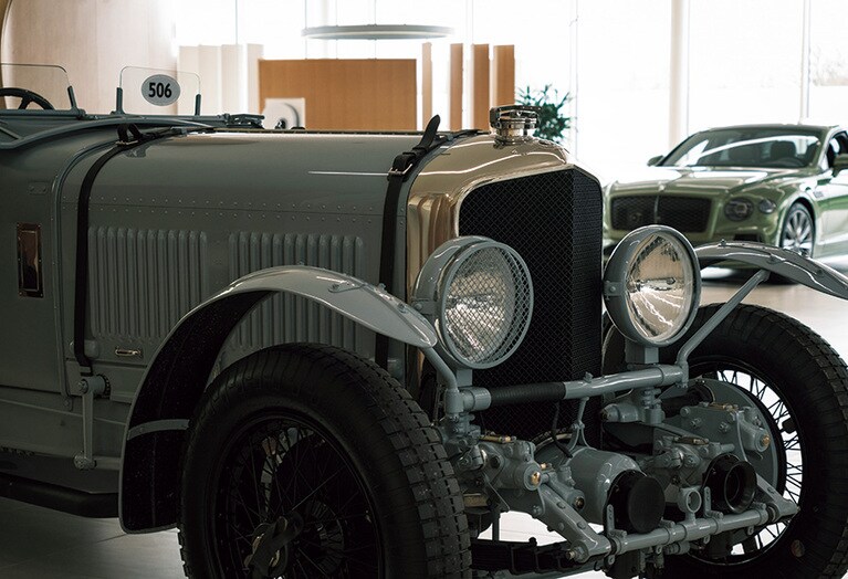 ショールームではクラシックカーを展示。実際に走れる復刻版も受注している。