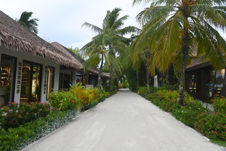 南の島らしいショッピングアーケード。この並びにソイがあります。