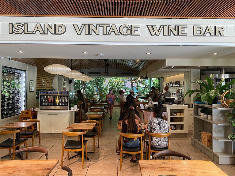 ロイヤルハワイアンセンター内にありながら、風が通り抜ける気持ちのいい店内。