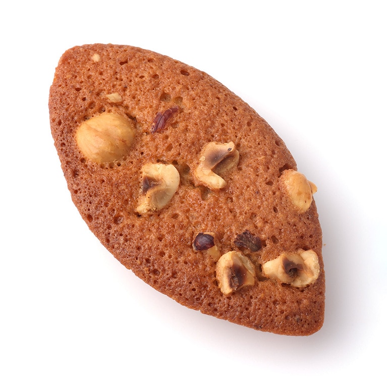 ペイザンヌ 220円。アーモンドパウダーの代わりにヘーゼルナッツパウダーを使い、卵白やハチミツ、焦がしバターを合わせてつくるフィナンシェ。