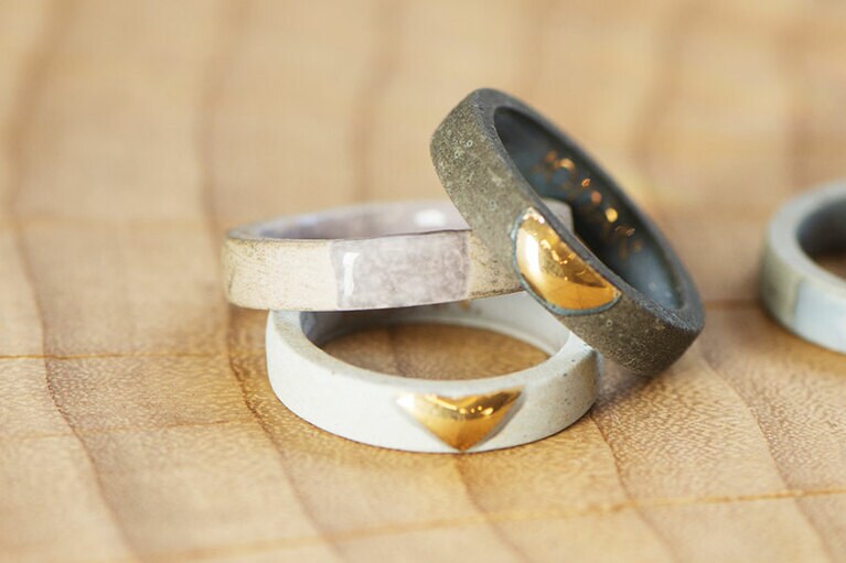 「JODAN.」のアロマリング。金彩付き各7,800円、有彩7,300円。