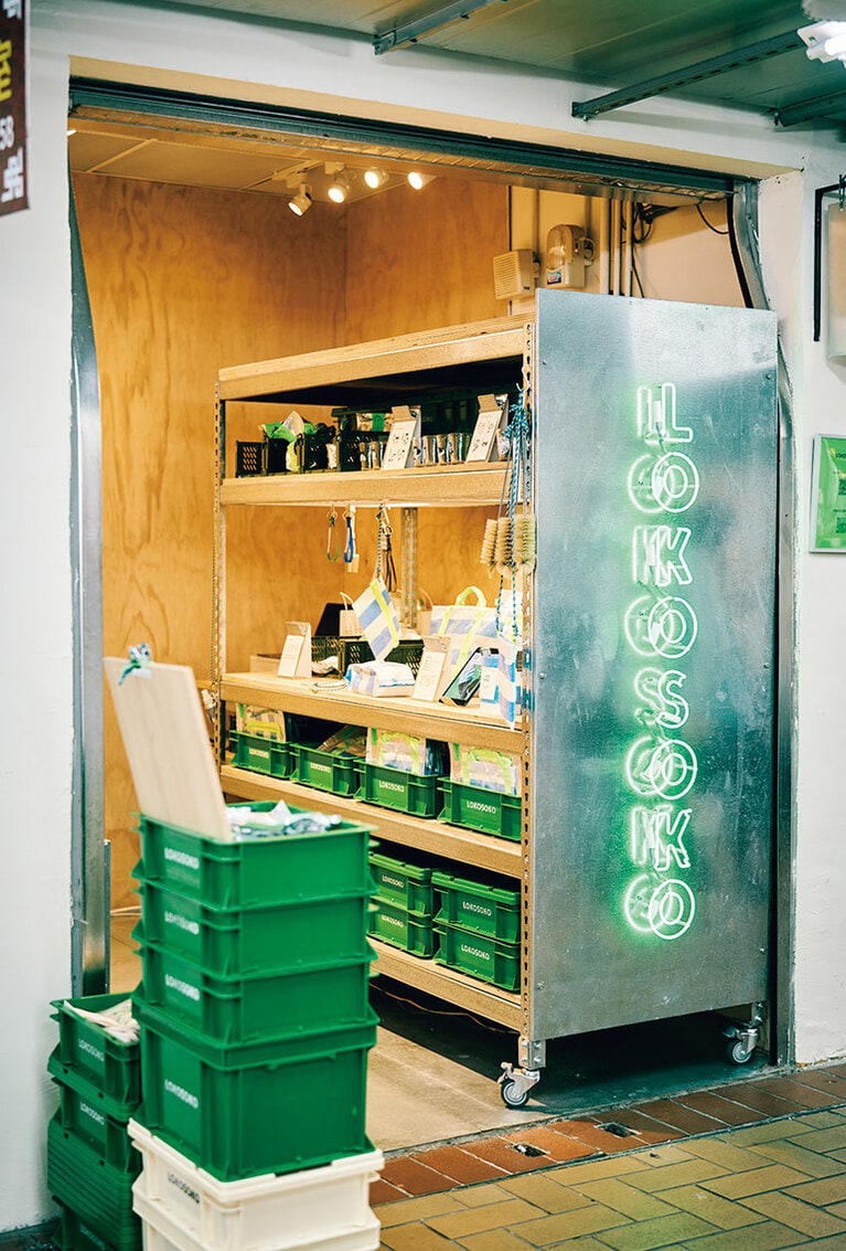 雑多な市場内におしゃれなネオンサイン。