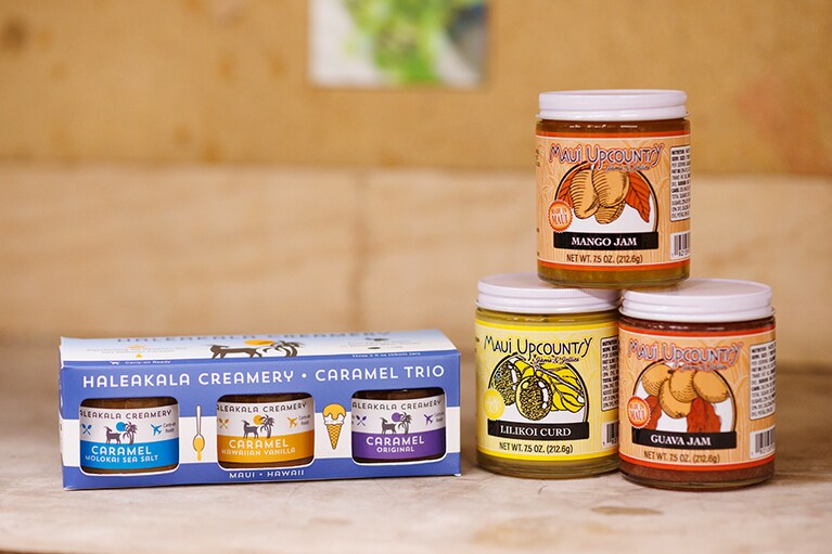 いずれもマウイ産。左から、ヤギのミルクのキャラメルクリーム3個セット 22.49ドル、リリコイカード、マンゴージャム、グアバジャム 6.09～7.15ドル。