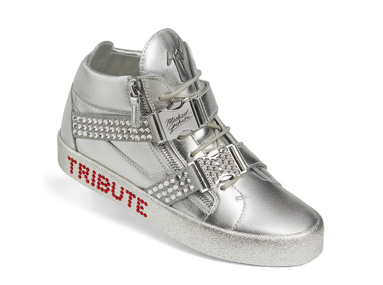 ファスナーにはスワロフスキークリスタルが散りばめられ、バックルにはマイケルの名前が刻まれている。右側のソールには赤いスワロフスキークリスタルがあしらわれ「Tribute」の文字が輝く。