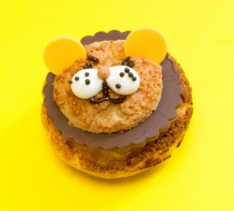 ほろ苦いキャラメル味のクリームがたっぷり詰まったクッキーパフの「キャラメルライオン」4.25ドル。