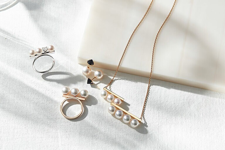 左から：バランス ダイヤモンド ソロ リング(ホワイトゴールド×あこや真珠×ダイヤモンド)1,210,000円、バランス ネオ リング(サクラゴールド×あこや真珠)335,500円、リファインド リベリオン ブラックスピネル イヤリング(イエローゴールド×あこや真珠×ブラックスピネル)227,700円、バランス ステップ ネックレス(イエローゴールド×あこや真珠)506,000円／TASAKI