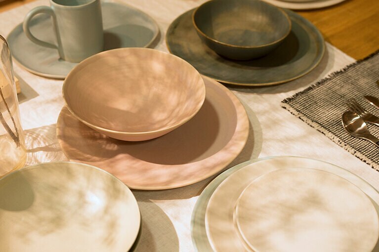 イタリア、トスカーナの工房で手作りされる器「クリスチャンヌ・ペロション」9,900円～。微妙な色合いが美しい。