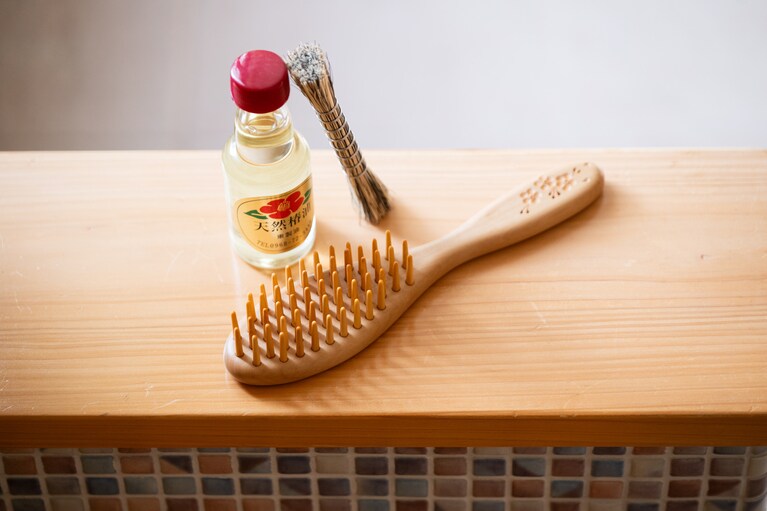 明治時代から別府の土産品として人気を博してきた「別府つげ細工」。その技法を受け継いだブラシは、大切に使い続けたい名品。