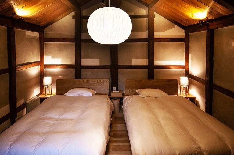 急な梯子をあがった2階の寝室にはサータ社製のベッドが置かれている。