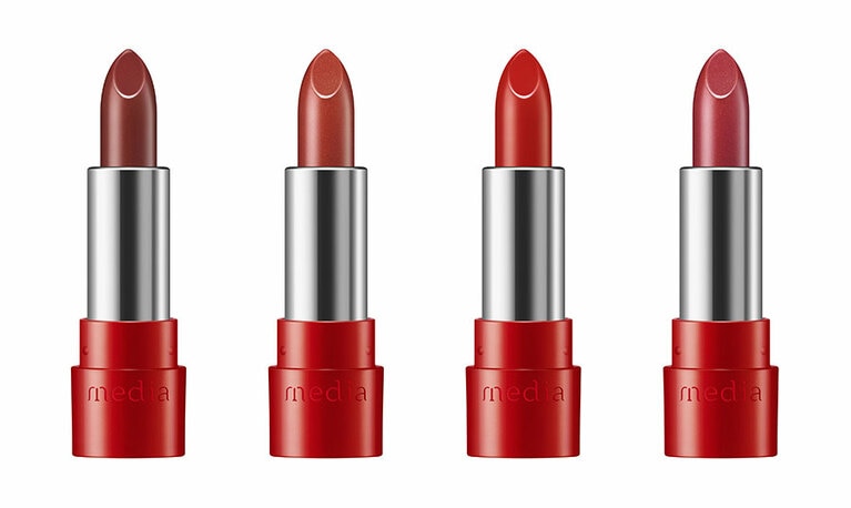 なりたい仕上がりで選べるよう考え抜かれた、誰でも使いやすい4種の「赤」が秀逸なシリーズ。写真左から、凛とした印象で落ち着きのあるディープレッドのRD-01、華やかな印象になるコーラルレッドのRD-02、澄んだ印象で可愛さも感じさせるピュアレッドのRD-03、柔らかく優しい印象のピンクレッドのRD-04。メディア ミニリップ 全4色 各500円(ファミリーマートにて取り扱い中)／カネボウ化粧品