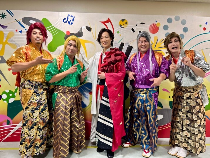 山内惠介公式ブログより。山内惠介は芸人たちを遊ばせながら己を輝かせるコラボの匠。この柔軟性、見習いたい。