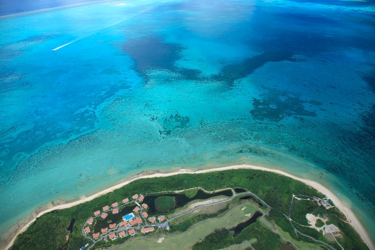 透明度抜群の石西礁湖に囲まれた「リゾナーレ小浜島」の敷地。