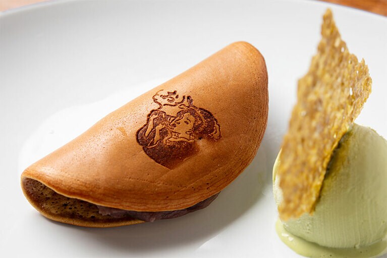 北海道産の小豆をつかった甘さ控えめな餡をサンドしたどら焼きには「おいしい浮世絵展」オリジナルの焼き印を入れて。