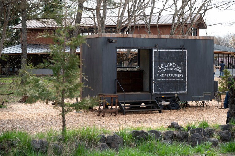 舞台となっている軽井沢コモングラウンズに敷かれたウッドチップの香りと調和も楽しみたい。より軽やかに、そして水分を含んでみずみずしい香りへと変化することもあるという。