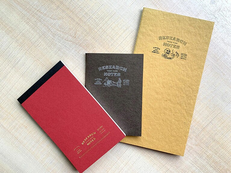 ◆RESEARCH NOTES(リサーチ・ノーツ)耐水性 小 135元／冊、大 185元／冊。携帯するのに便利なサイズ。