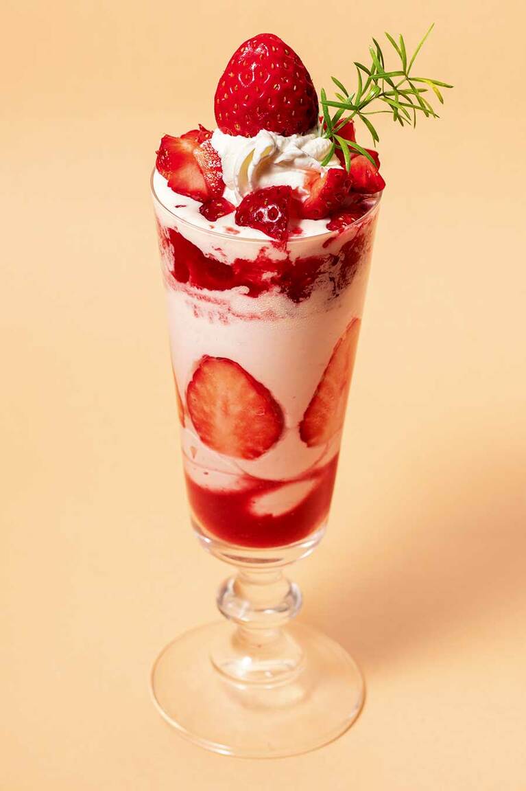 【いちびこ太子堂店】いちごのヨーグルトパフェ 890円。