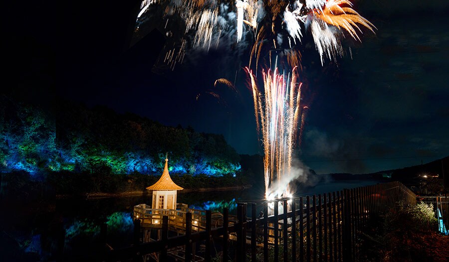 「ウインターワンダーランド イン ムーミンバレーパーク 2023」期間中の土・日・祝には湖上花火も打ち上げされる。