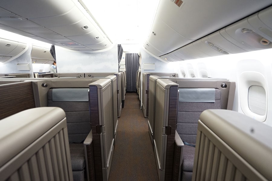 ファーストクラスの席数はどの機体も8席のみ。カーペットの色・素材は、日本の大地や家庭の温かさをイメージしている。