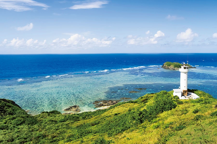 石垣島の北端にそびえる絶景スポット、平久保崎灯台。青い海と雄大な自然の風景は、いつまでも眺めていたくなるほど感動的。