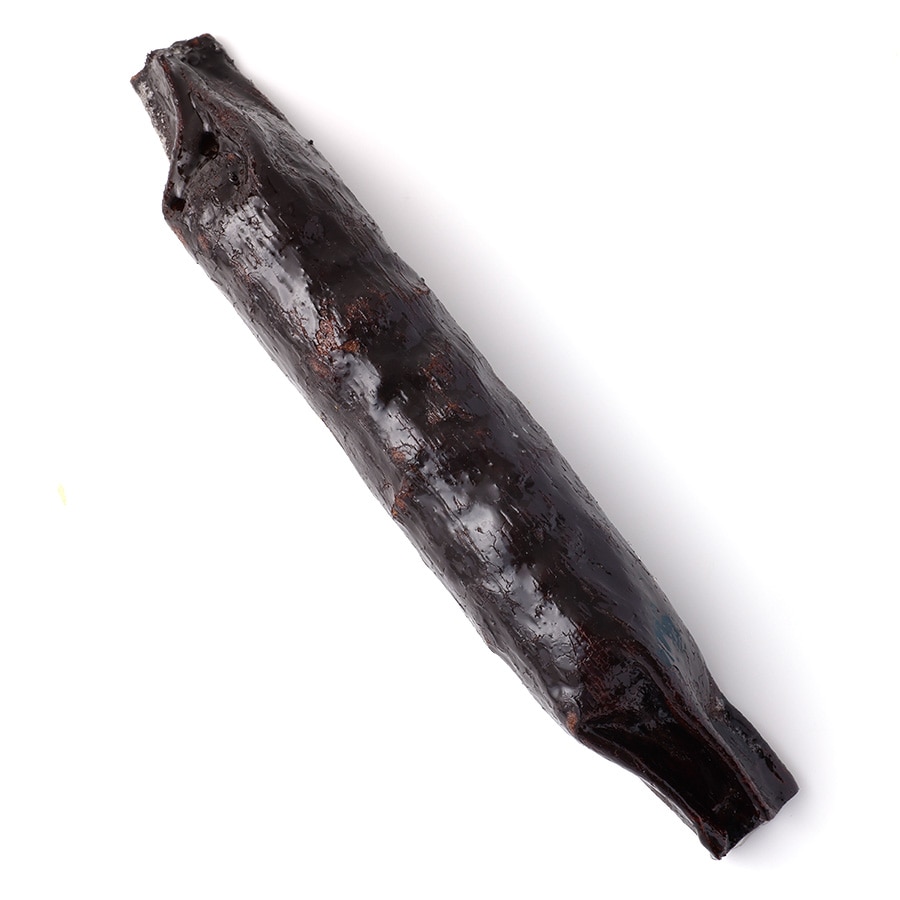 バトン・ショコラ 470円。グリオットチェリーとチョコレート風味のアーモンドクリームを、極薄の生地で棒状に包んで焼く。