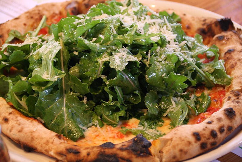 オーガニック栽培のルッコラのピザ。野菜の味が濃くて美味。