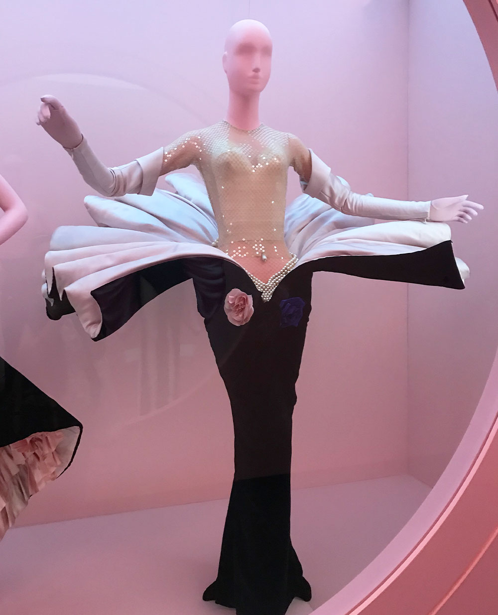こちらのヴィンテージドレスは、2019年のグラミー賞でカルディBが着用していたミュグレーのオートクチュールのもの。