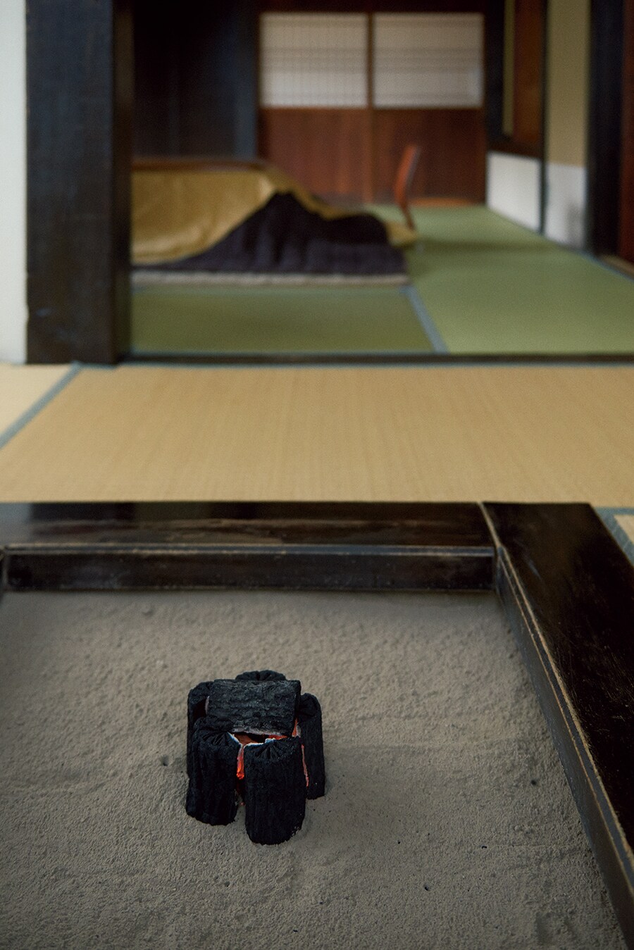 【いろりの宿 かつら木の郷】客室はすべて囲炉裏付き。Photo: Masahiro Sanbe