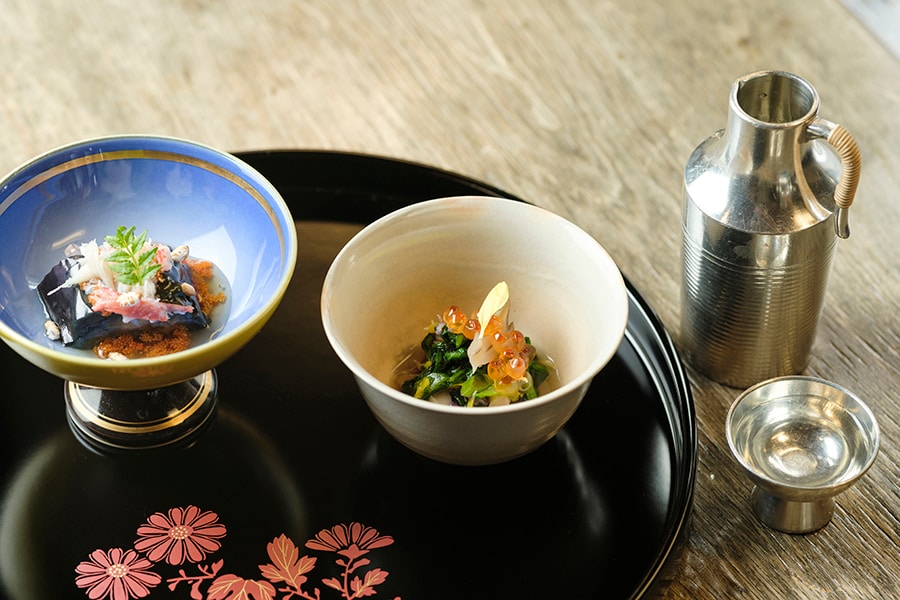 北海道の海鮮や旬菜を使った先付2種と、杉ノ目オリジナルの日本酒「神威岬」。すすきのの老舗料亭の味と雰囲気を、気軽に楽しめるのがうれしい。