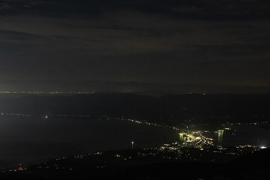 ロッジからの眺め。左奥に見える水平の光のラインは、海の向こう新潟市街の街明かり。