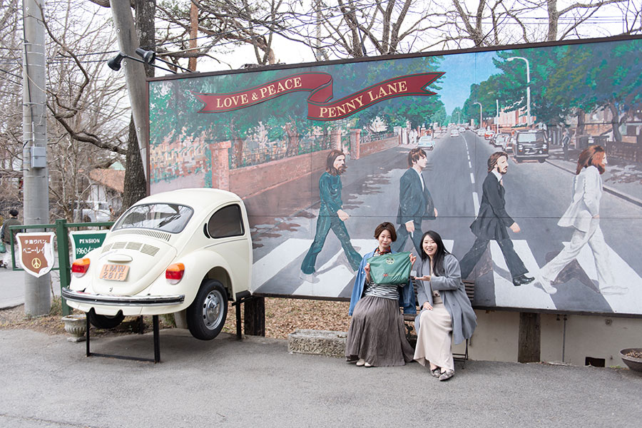 アビイ・ロードを描いた店外の大きなパネルはペニーレインの名物スポット。ビートルズと一緒に記念撮影。