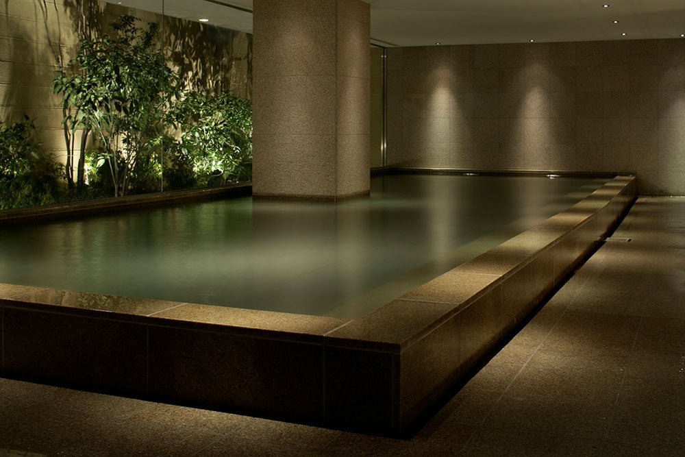 大涌谷の源泉を引いた、広々とした温泉大浴場。「スパIZUMI」では、ナチュロパシーによる本格的なスパトリートメントが受けられる。