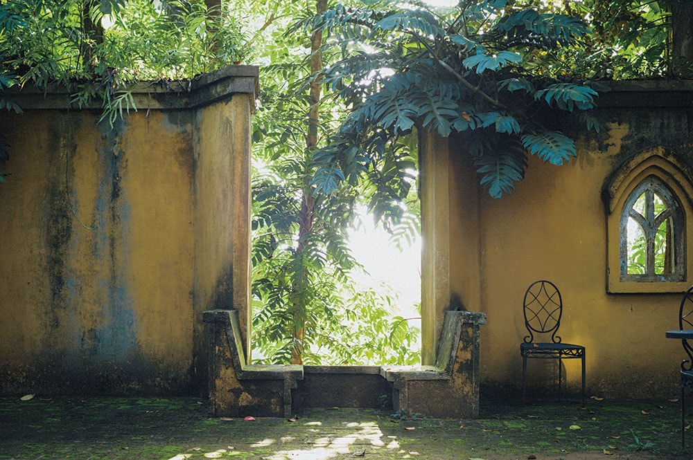 建築家、ジェフリー・バワの理想郷、ルヌガンガには外、中、そのどちらでもない場所にちょっと座る場所がある。